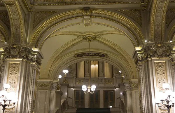 Große Treppe am Eingang der Wiener Oper — Stockfoto