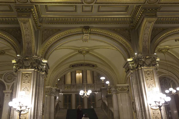 Grande escadaria na entrada da Ópera de Viena — Fotografia de Stock