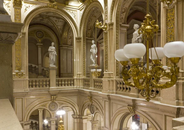 Interieur der Wiener Oper, niemand ist da — Stockfoto