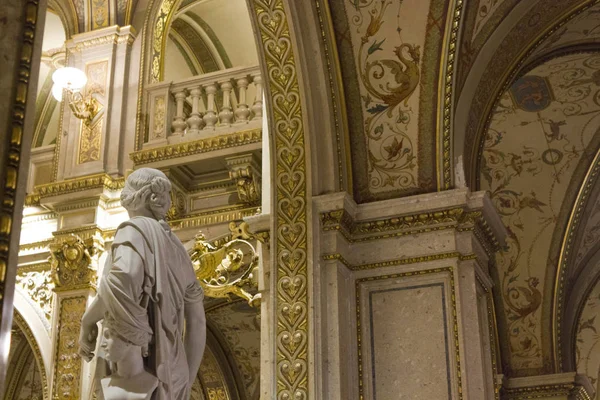 Intérieurs de l'Opéra de Vienne, avec une sculpture classique au premier plan — Photo