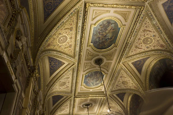 Freskli ve altın süslemeli Viyana Opera Evi süs tavan 