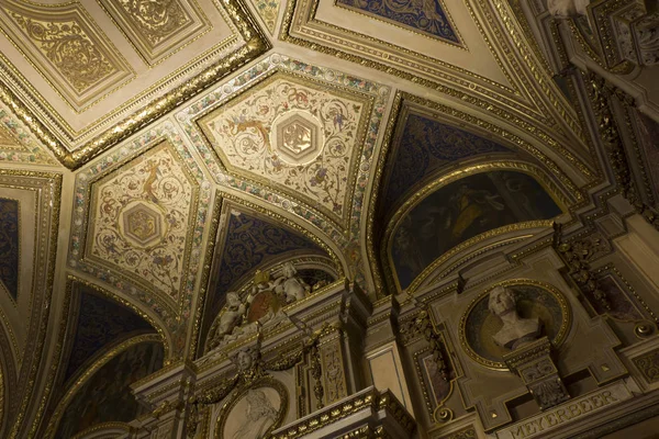 Détail du plafond ornemental de l'Opéra de Vienne — Photo