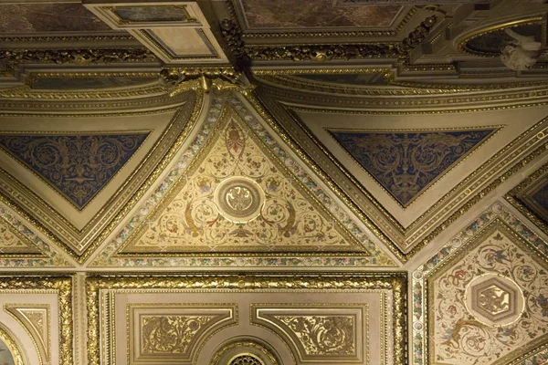 Détail du plafond ornemental de l'Opéra de Vienne — Photo