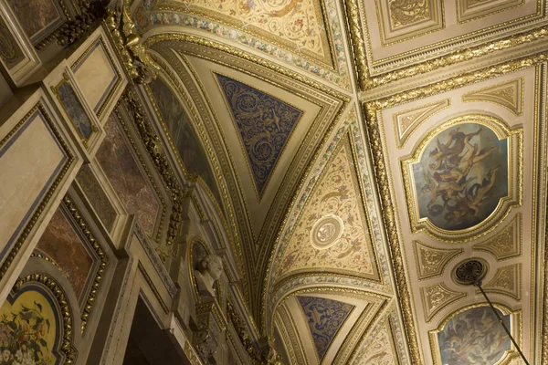 Detalle del techo ornamental de la Ópera de Viena con decoraciones al fresco y oro — Foto de Stock