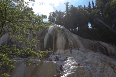 Toskana, İtalya Bagni San Filippo doğal termal havuzlarda banyo insanlar 