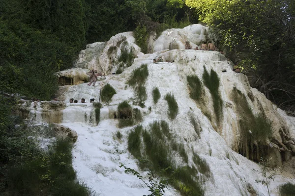 Personas bañándose en Bagni San Filippo piscinas termales naturales — Foto de Stock