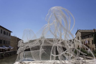 Metal teller şeffaf heykel 