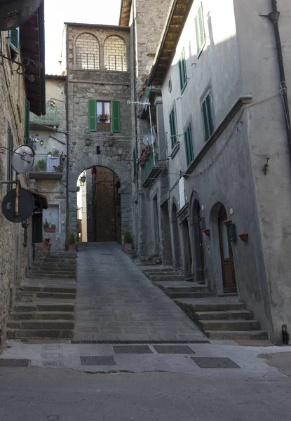 Città medievale di Abbadia San Salvatore, all'interno delle mura storiche — Foto Stock