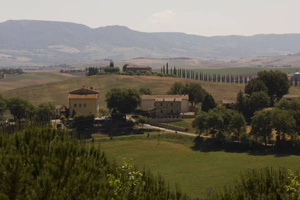 Kullarna som omger Val D'orcia område i regionen Toscana i Italien — Stockfoto