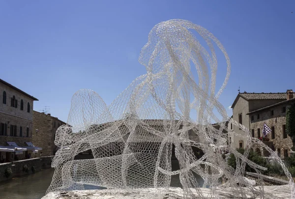 Alambres metálicos escultura transparente — Foto de Stock