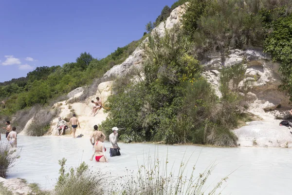 People bathing in the free area of Bagno Vignoni — Stock Photo, Image