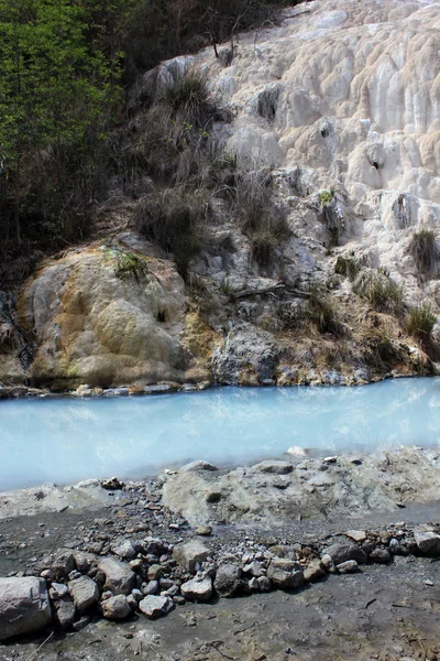 La piscine gratuite accessible des sources thermales Bagni San Filippo en Italie — Photo