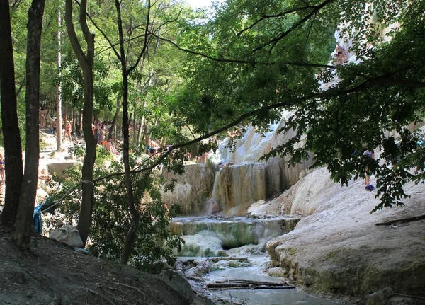 Bagni San Filippo piscina termal en el bosque de Toscana Fotos de stock