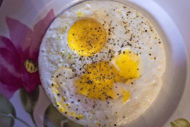 kızarmış yumurta biber ile 