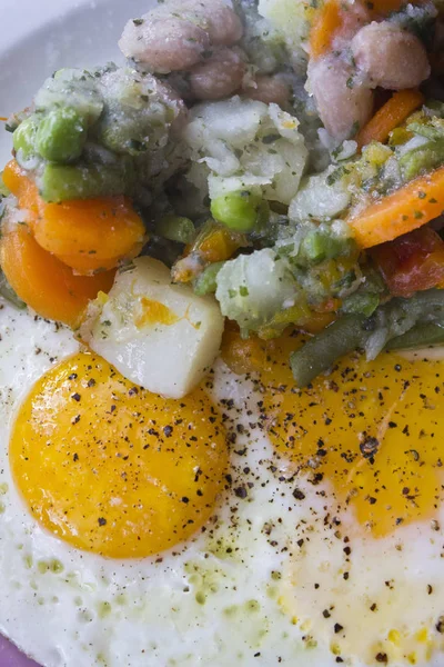 Вегетарианская еда с яичницей и гарниром из овощей — стоковое фото