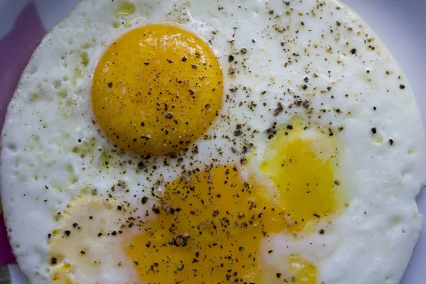 Biberli kızarmış yumurta, yakın çekim 