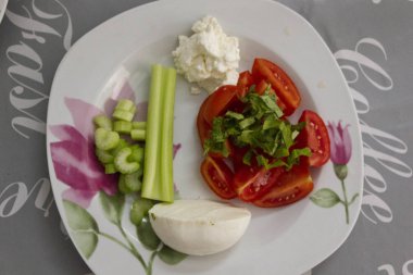 Bir salata ile taze yemek 