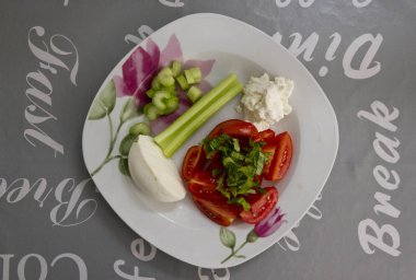 Bir salata, domates, mozzarella peyniri, kereviz ve fesleğen ile taze yemek 
