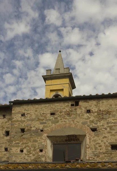 Lastra een Signa klokkentoren met rustieke steen en bakstenen muur — Stockfoto