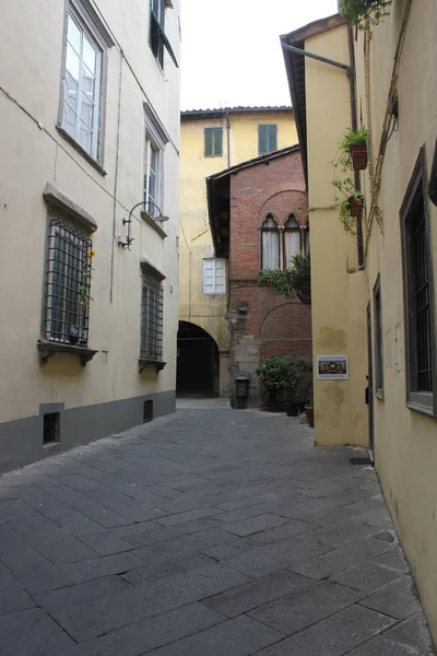 Calle estrecha en el centro de Lucca, Toscana, nadie alrededor — Foto de Stock