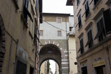 Lucca medievaltown İtalya'da dar sokak, hiç kimse ararken, 