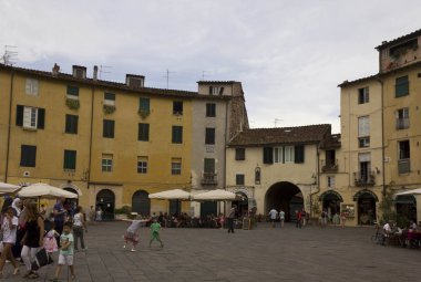 lucca Piazza anfiteatro meydanda 