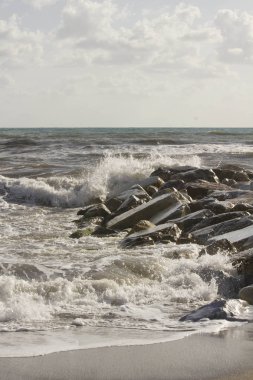 Marina di Massa, İtalya kayalarda içine çökmesini dalgalar 
