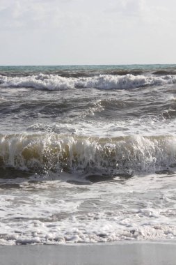 Marina di Massa 'da dalgalı denizler 