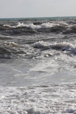 Marina di Massa 'da dalgalı denizler 