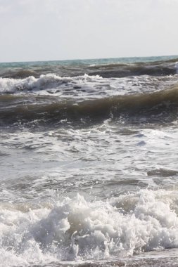 Marina di Massa 'da dalgalı denizler 