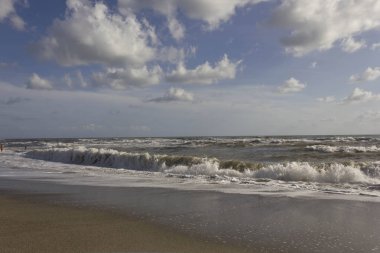 Panoramik Versilia kıyısındaki bir yaz kaba deniz günde, etrafta kimse yok 