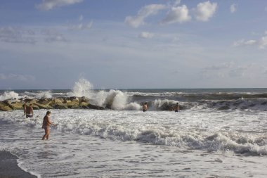 Kaba denizlerde banyo insanlar rock yakınındaki  
