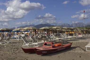 Marina di Massa, işyerinde Apuan Alps bakan hayat tekne kürek ile banyo 