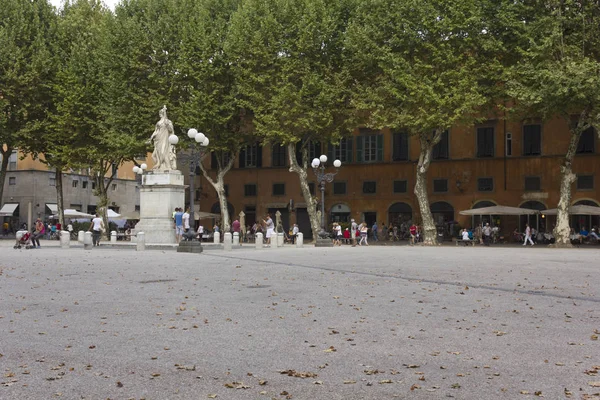 Площадь Наполеона в городе Лукка в Тоскане — стоковое фото
