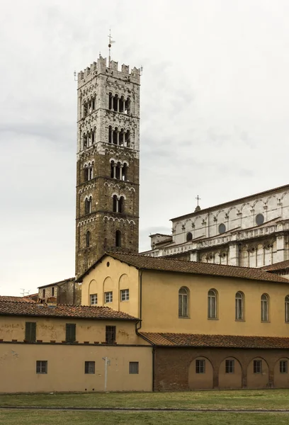 Torre de sino da Catedral de São Martinho em Lucca, Itália — Fotografia de Stock