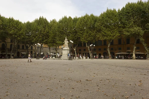 Napoleone náměstí v centru města Lucca v Toskánsku, Itálie, s málo lidí a okolí — Stock fotografie