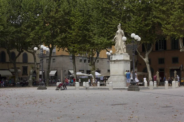 Napoleone plein in de stad Lucca in Toscane — Stockfoto
