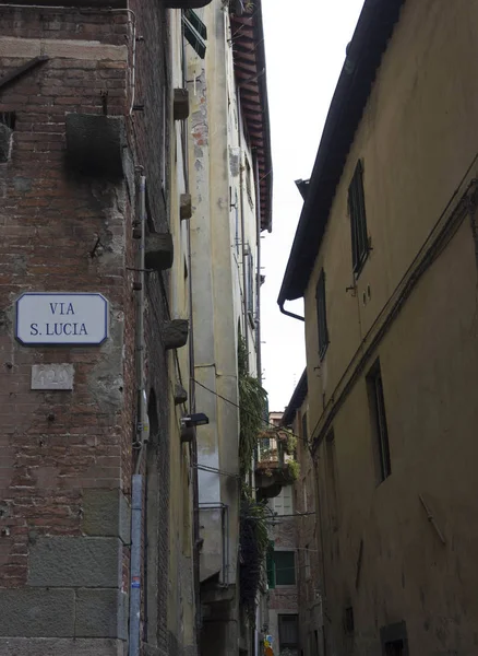 Pequeño camino antiguo entre el edificio en Lucca, Italia — Foto de Stock