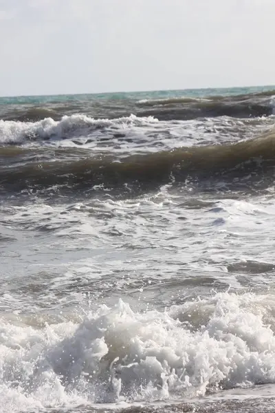 Marina di Massa 'da dalgalı denizler 