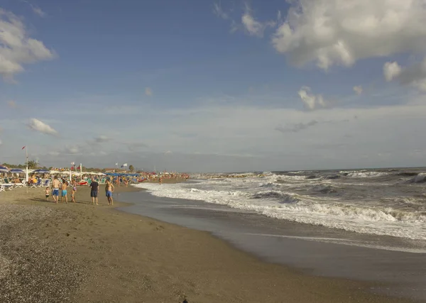 Costa della Versilia durante il giorno nella stagione estiva — Foto Stock