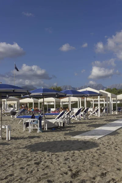 Marina di Massa plaj şemsiyeleri 