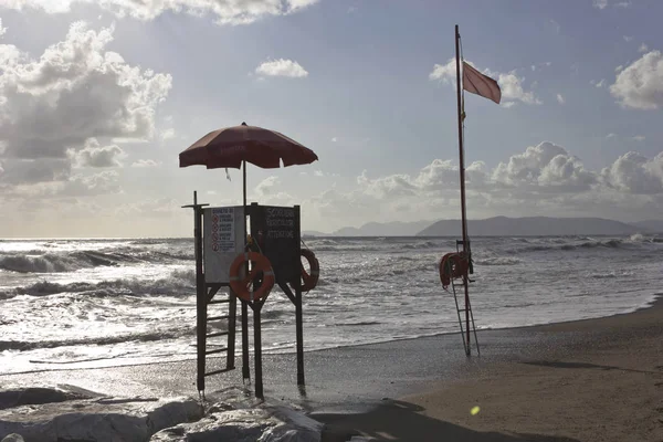 Vista del atardecer de una torre salvavidas al atardecer en Versilia, Italia —  Fotos de Stock