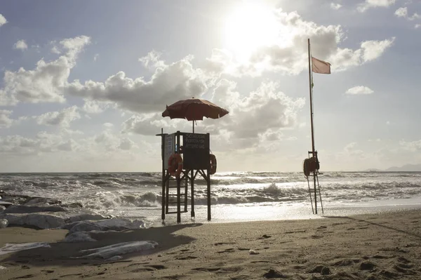 Sunset view of a lifeguard tower — Stock Photo, Image