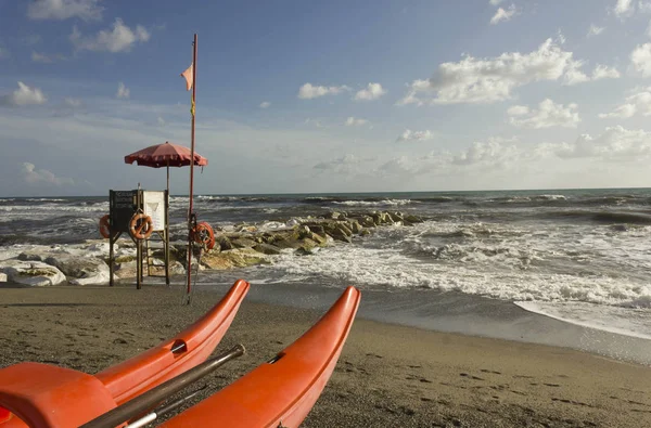 Badvakt tornet och roddbåt på strandlinjen — Stockfoto