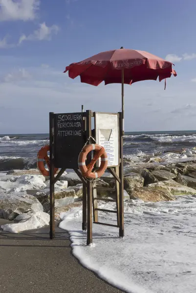 Lifeguard tower in Marina di Massa — Stock Photo, Image