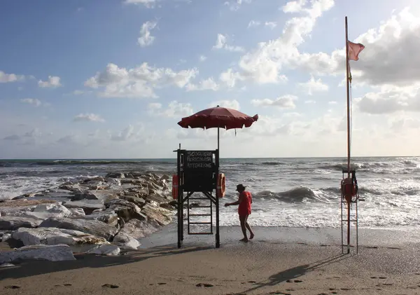 Marina di Massa, Versilia, İtalya onun taret yakınındaki günbatımı ışıkta cankurtaran 