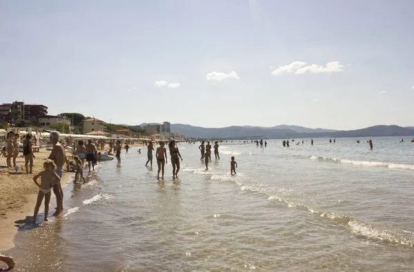 Pessoas na costa de Follonica na temporada de verão — Fotografia de Stock