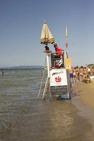 Lifeguard tower on the seashore of Follonica beach — Stock Photo, Image