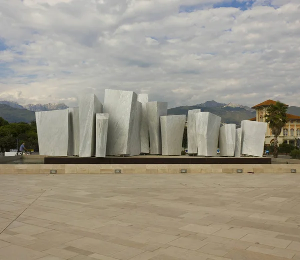Denkmal aus weißem Carrara-Marmor in Marina di Massa — Stockfoto
