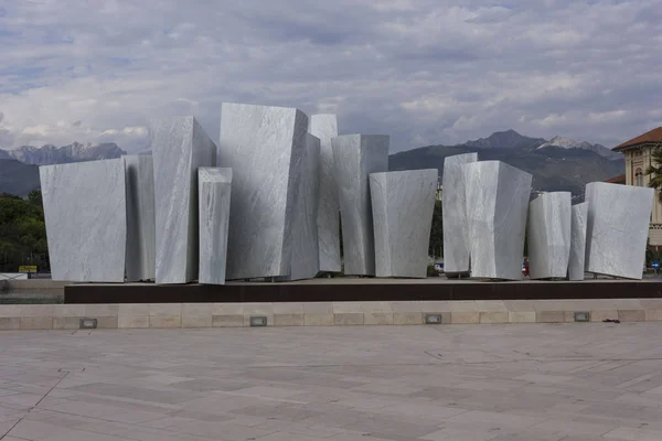 Monumento Le Vele in marmo bianco carrara — Foto Stock